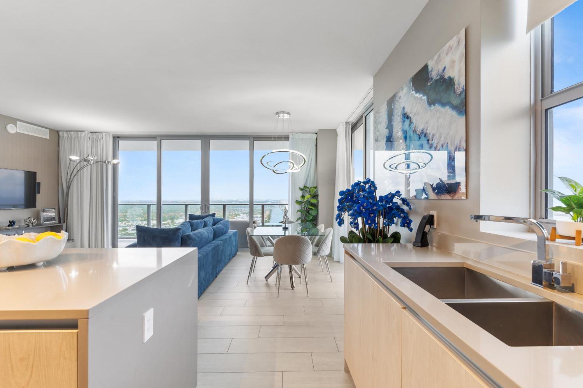 Hyde House: Oceanfront Mansion With Amenities *