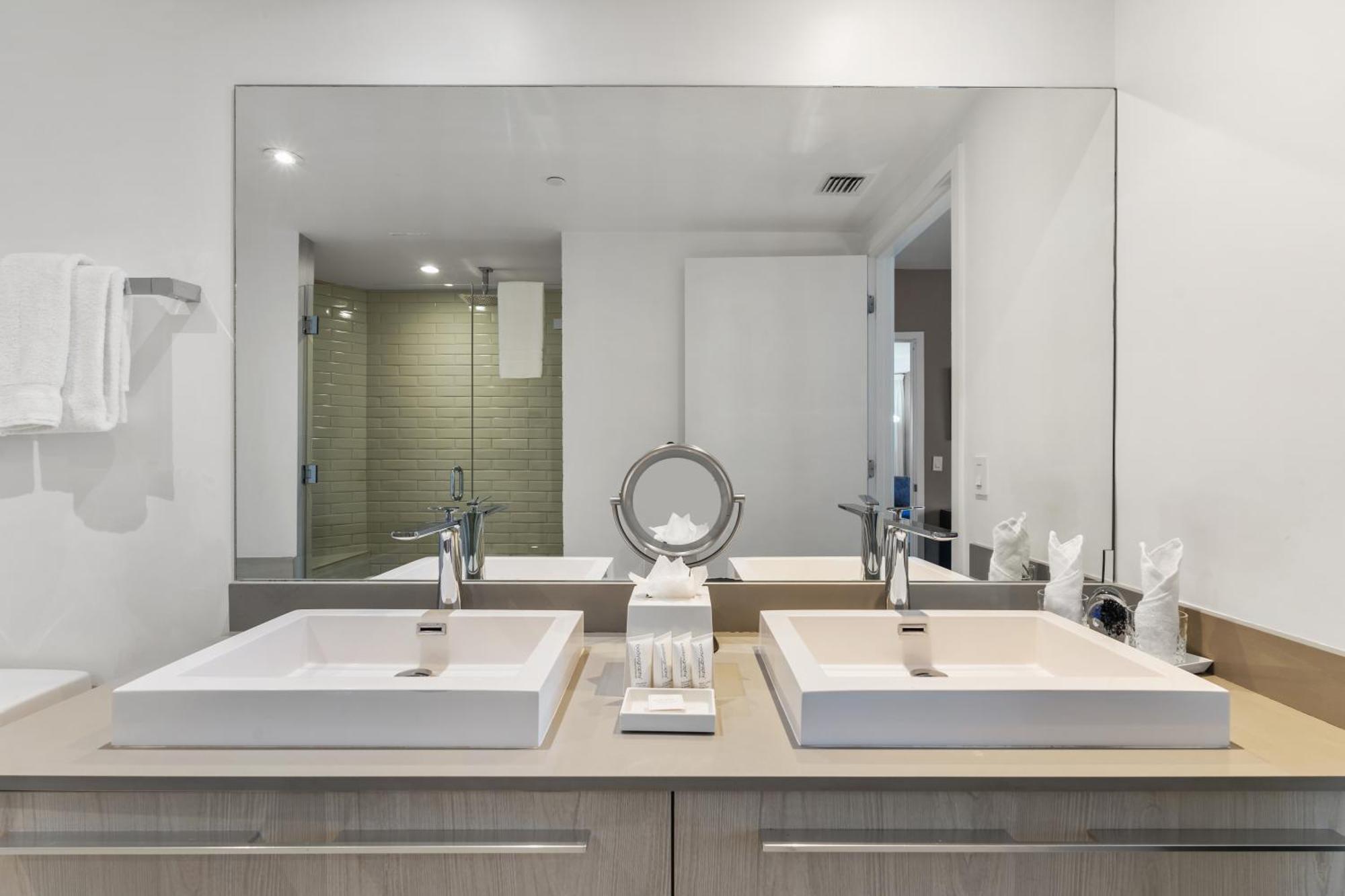 Hyde House: Oceanfront Mansion With Amenities Apartment