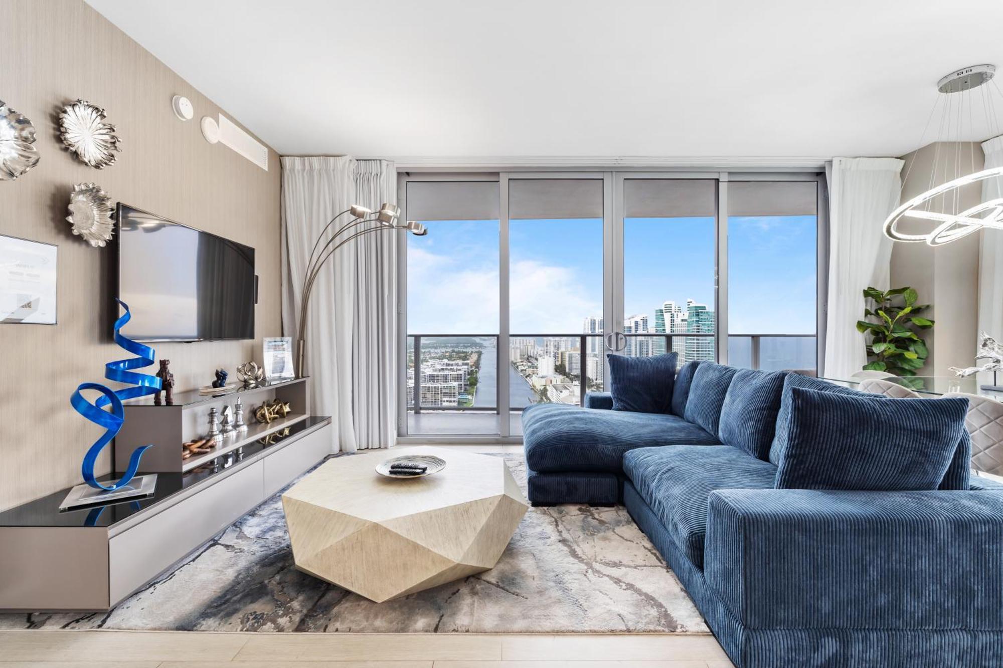 Hyde House: Oceanfront Mansion With Amenities Apartment *