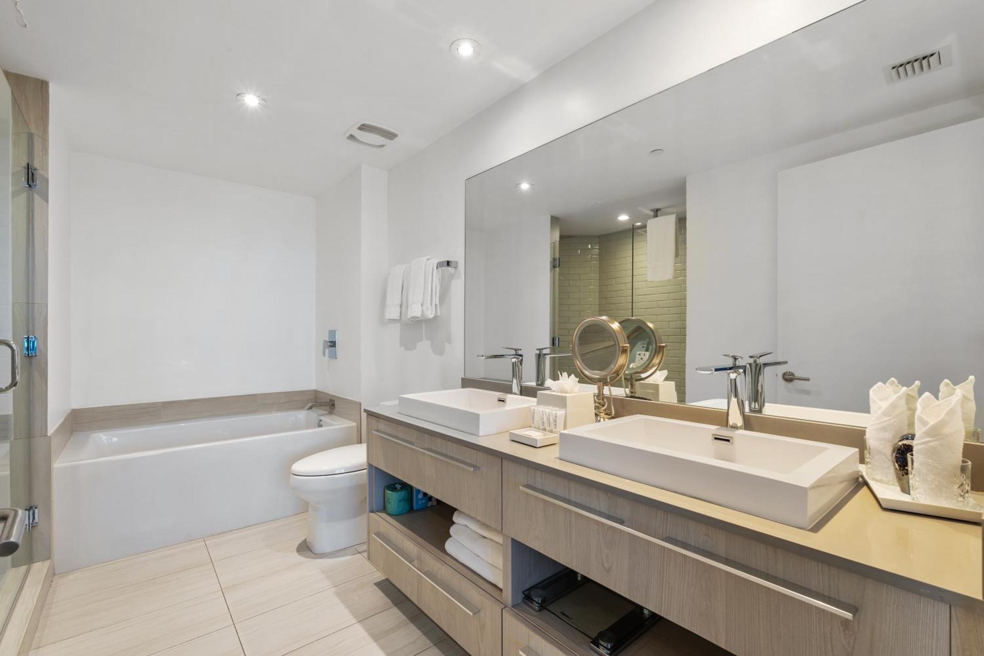 Apartment Hyde House: Oceanfront Mansion With Amenities *