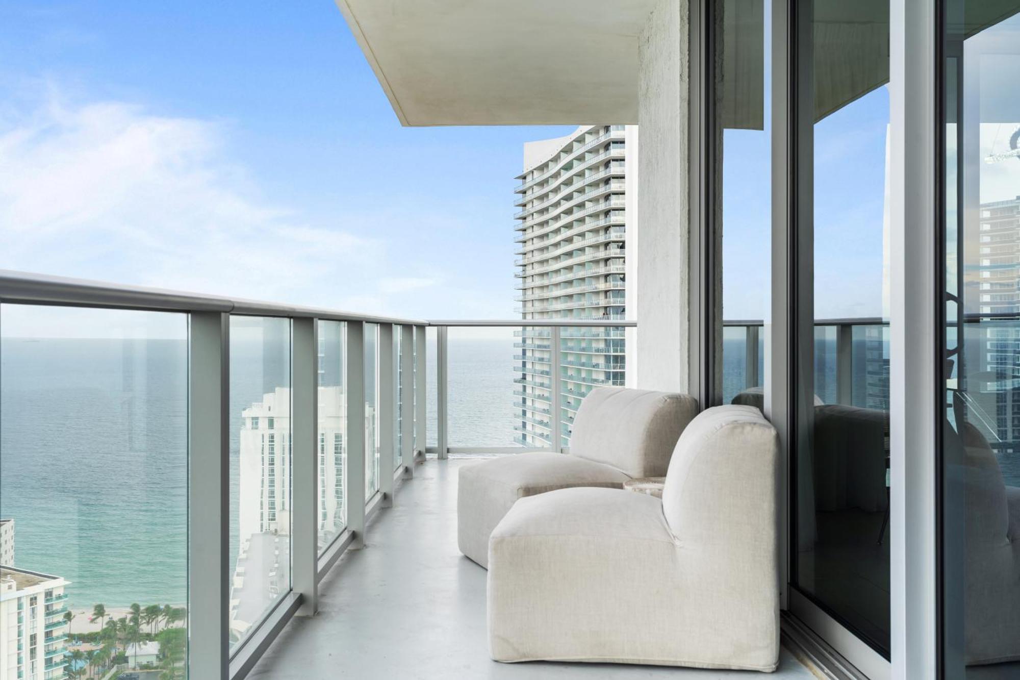 Hyde House: Oceanfront Mansion With Amenities *