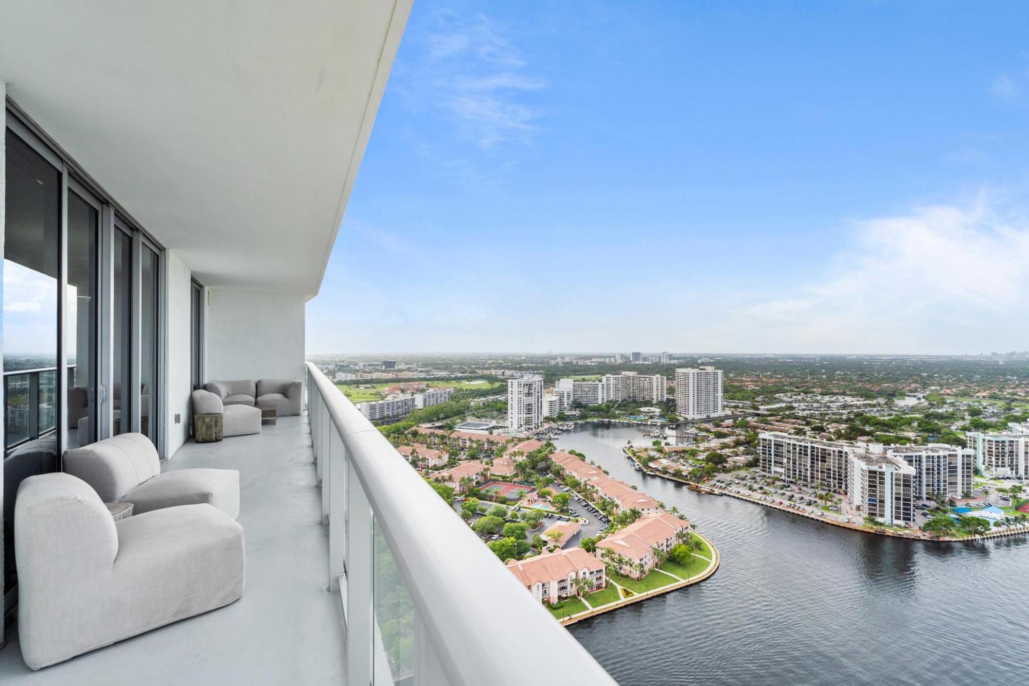 Hyde House: Oceanfront Mansion With Amenities Apartment