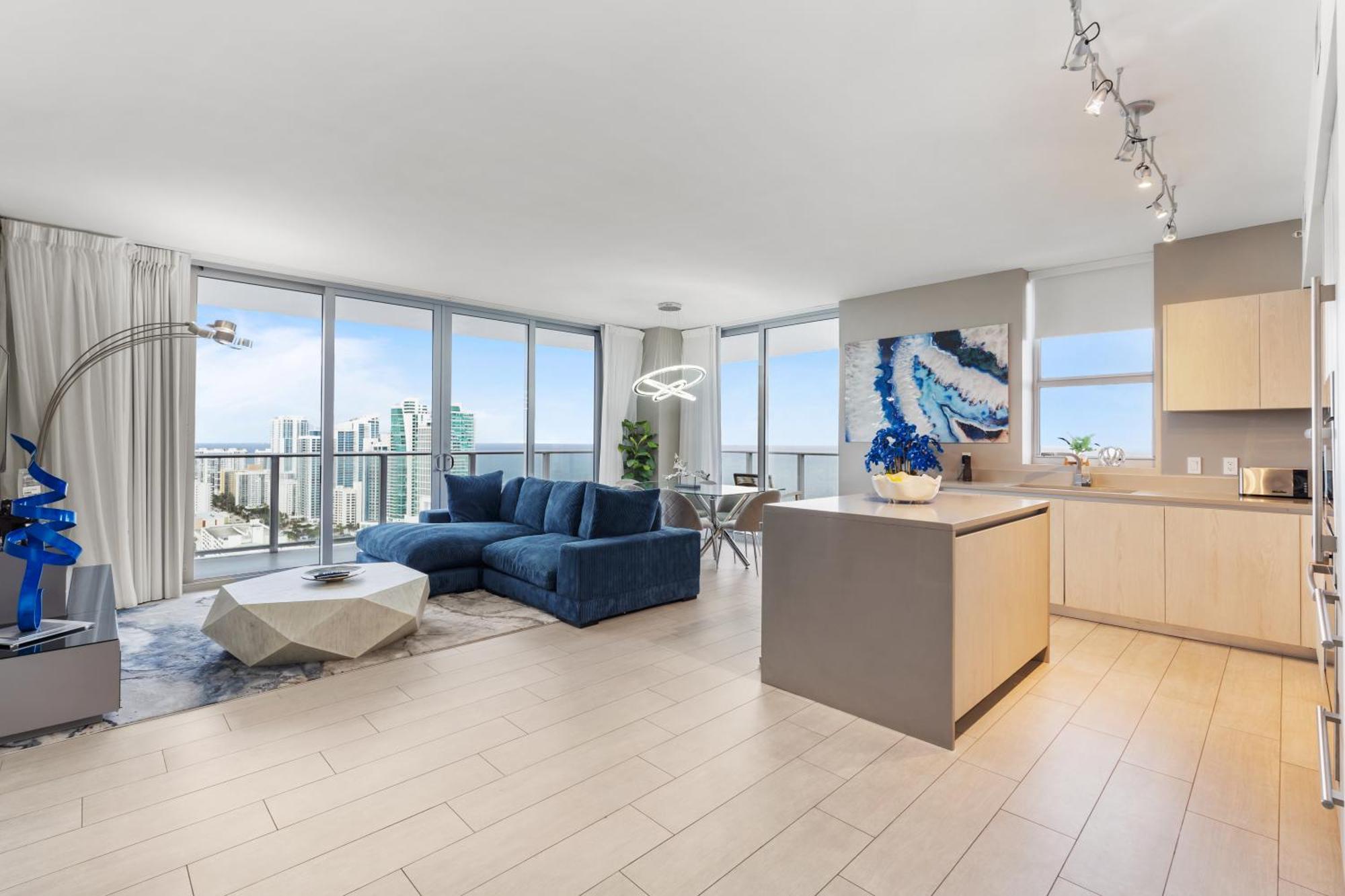 Apartment Hyde House: Oceanfront Mansion With Amenities