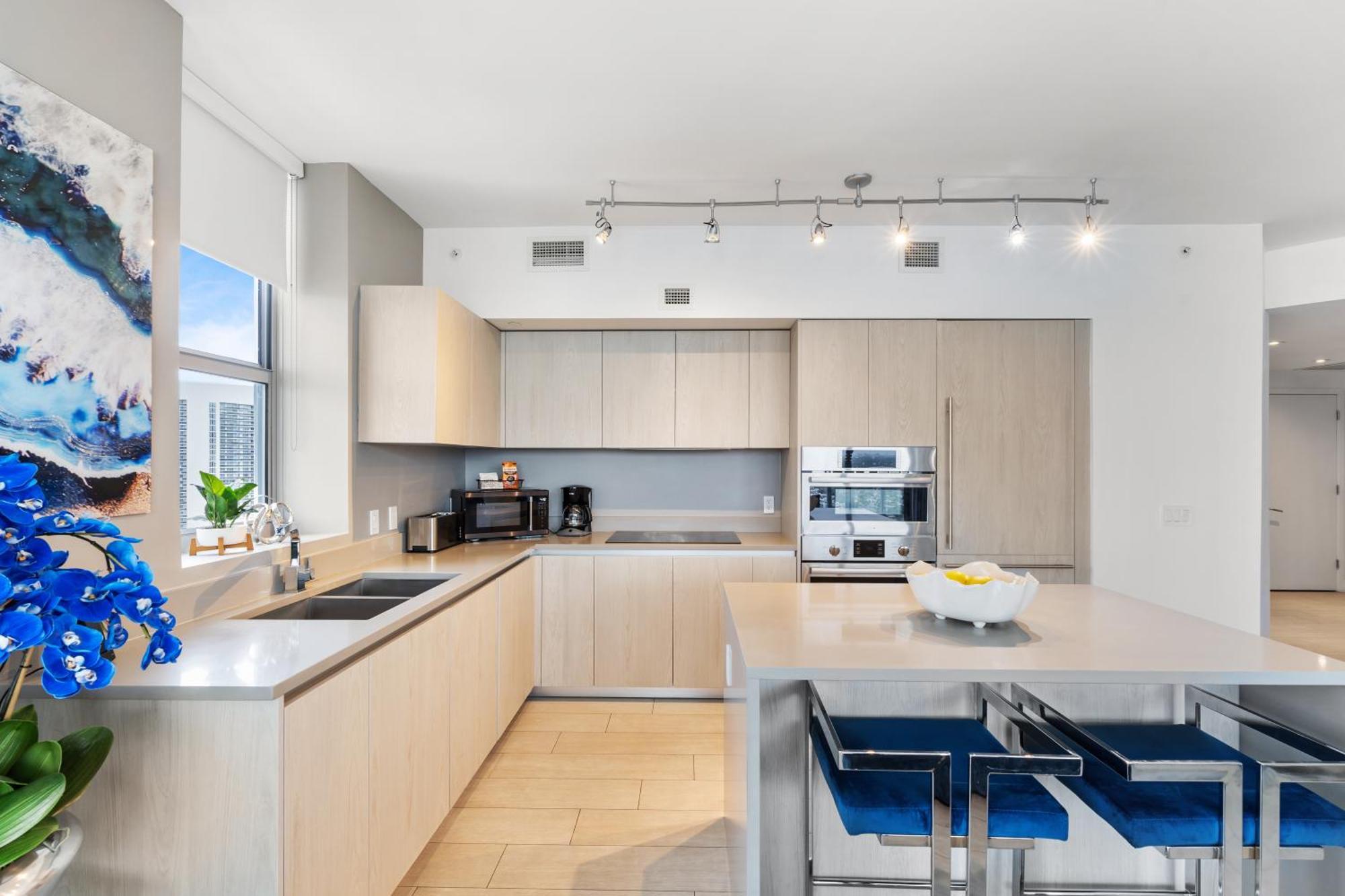 Hyde House: Oceanfront Mansion With Amenities Hollywood