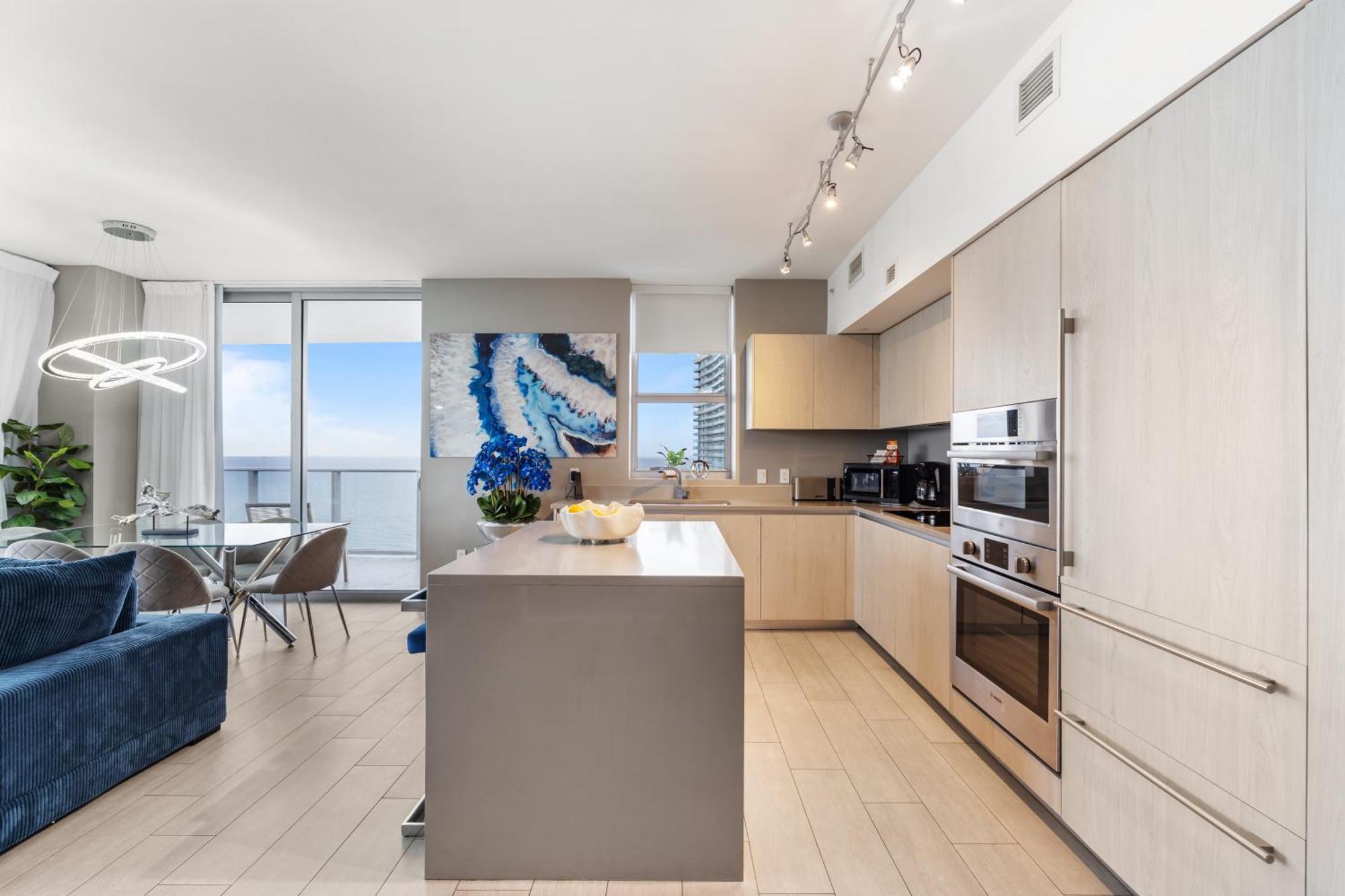 Hyde House: Oceanfront Mansion With Amenities Apartment