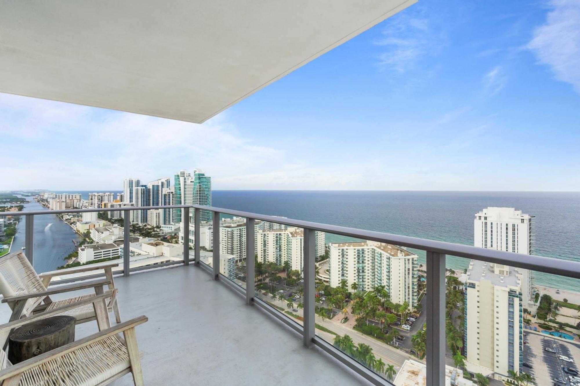 Apartment Hyde House: Oceanfront Mansion With Amenities