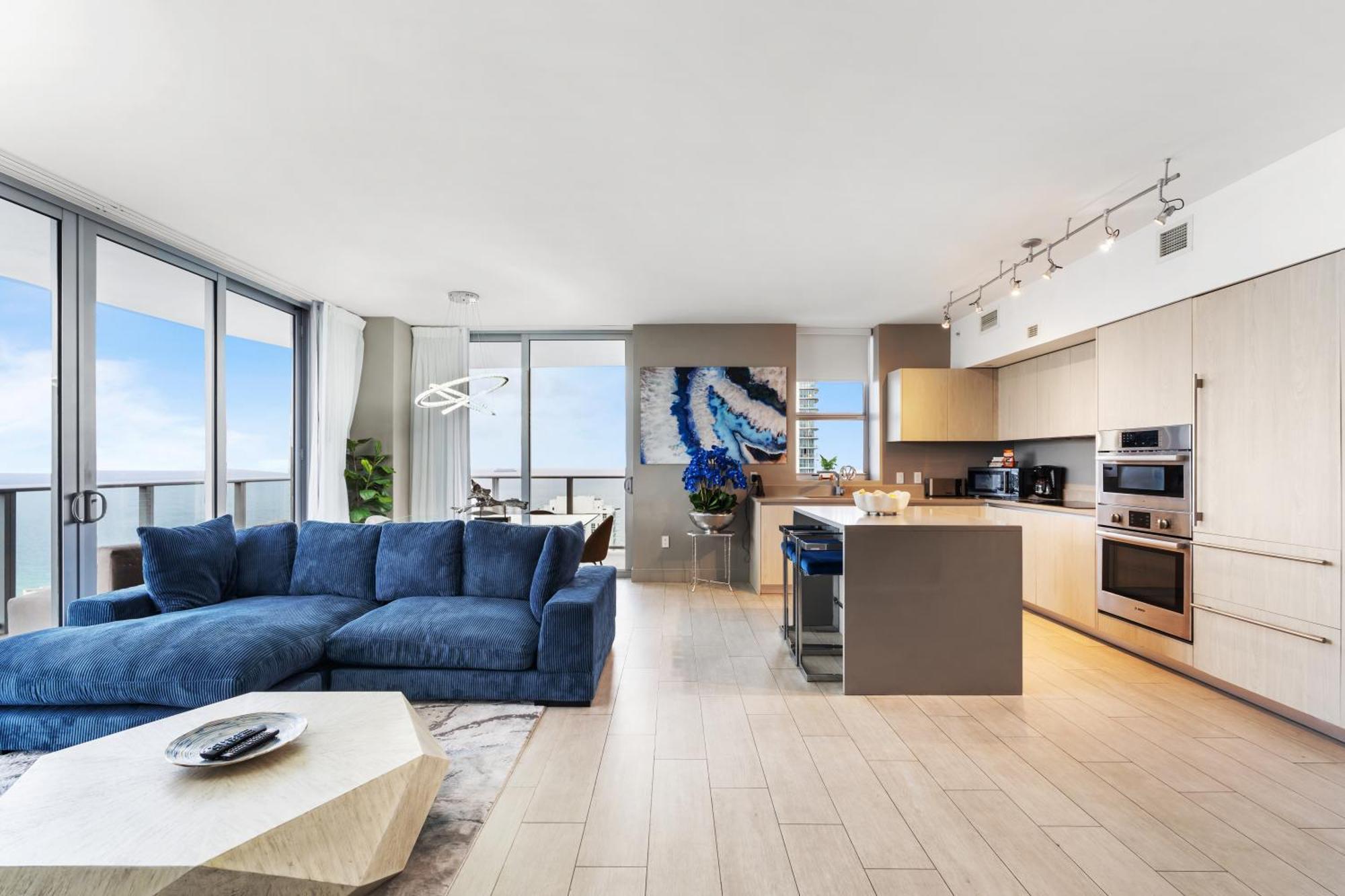 Hyde House: Oceanfront Mansion With Amenities Apartment *