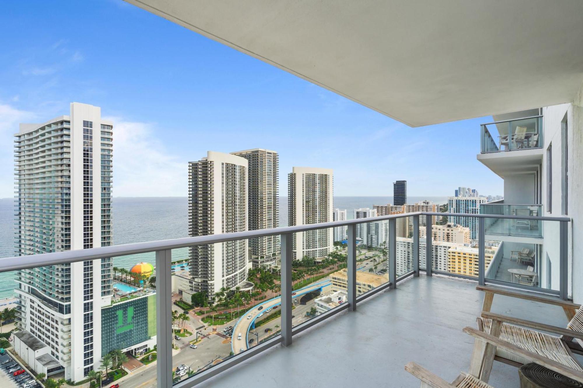 Hyde House: Oceanfront Mansion With Amenities *
