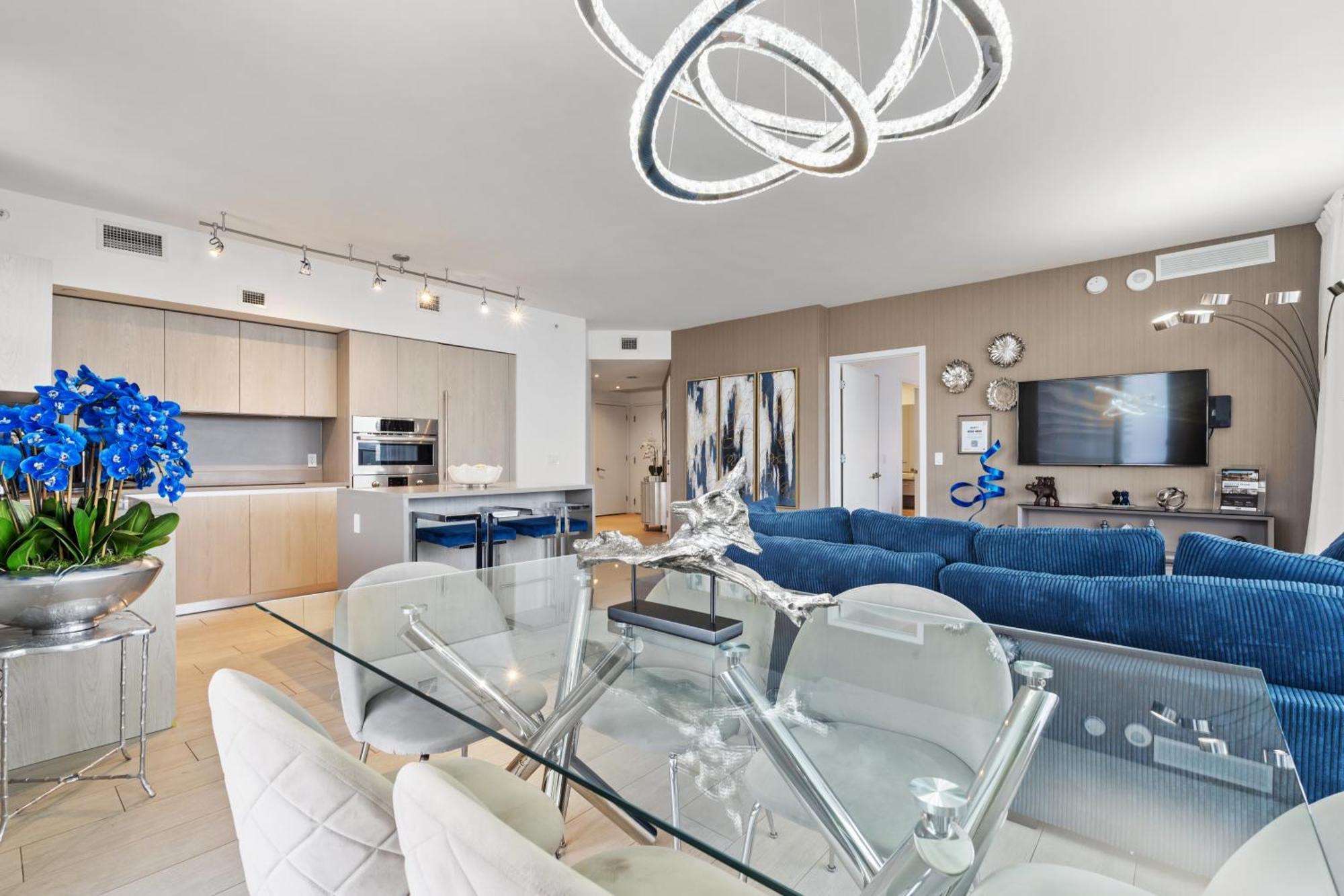 Hyde House: Oceanfront Mansion With Amenities Hollywood