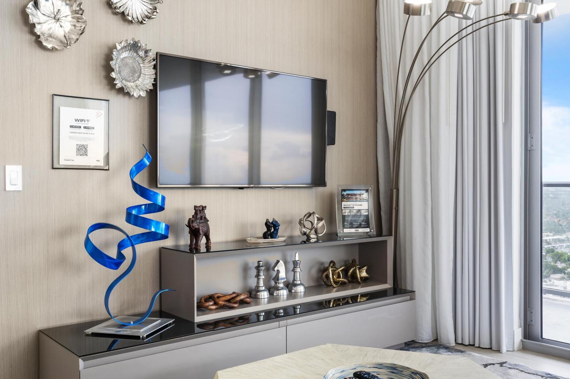Hyde House: Oceanfront Mansion With Amenities