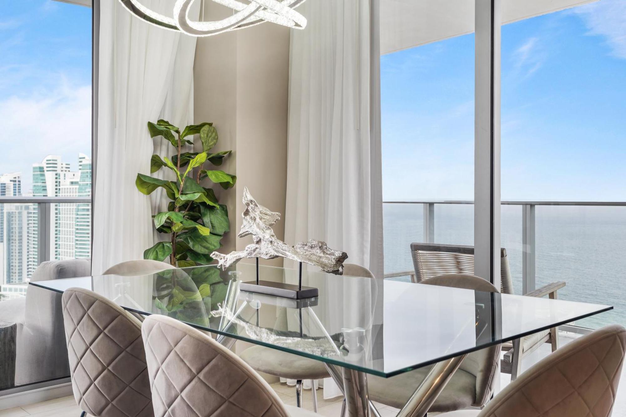Hyde House: Oceanfront Mansion With Amenities Apartment Hollywood